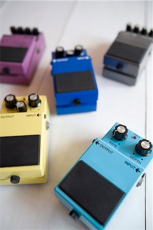 simsearch:685-02940297,k - Guitar effects pedals Foto de stock - Royalty Free Premium, Número: 685-02940284