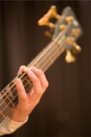 simsearch:685-02940330,k - Young man playing bass guitar Fotografie stock - Premium Royalty-Free, Codice: 685-02940304