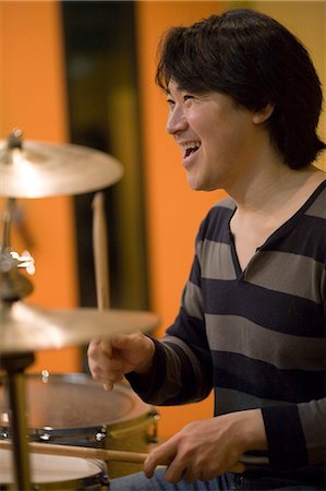 Young man playing drums Foto de stock - Sin royalties Premium, Código: 685-02940308