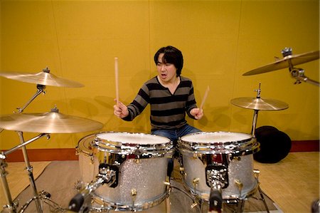 Young man playing drums Foto de stock - Sin royalties Premium, Código: 685-02940309