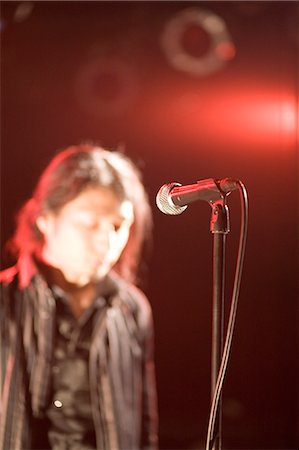 simsearch:685-02940297,k - Young man standing in front of microphone Foto de stock - Royalty Free Premium, Número: 685-02940327