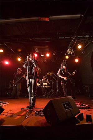 simsearch:685-02940330,k - Rock band in concert Fotografie stock - Premium Royalty-Free, Codice: 685-02940329