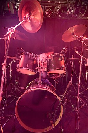 Young man playing drums on stage Foto de stock - Sin royalties Premium, Código: 685-02940331