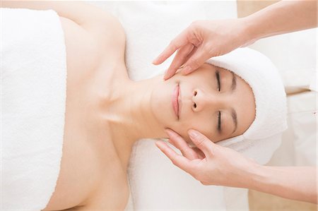 simsearch:685-02940903,k - Young woman having facial massage Foto de stock - Sin royalties Premium, Código: 685-02940834