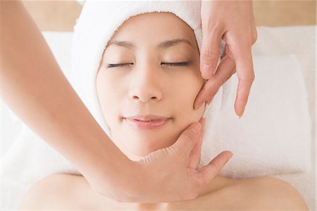 simsearch:685-02940903,k - Young woman having facial massage Foto de stock - Sin royalties Premium, Código: 685-02940835