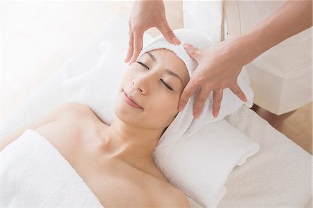 simsearch:685-02940844,k - Young woman having head massage Fotografie stock - Premium Royalty-Free, Codice: 685-02940832
