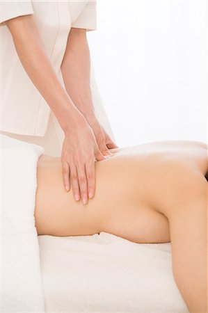 simsearch:685-02940844,k - Massage therapist applying body massage Fotografie stock - Premium Royalty-Free, Codice: 685-02940840