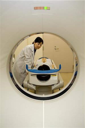 Junge Frau liegend auf CAT-Scan Stockbilder - Premium RF Lizenzfrei, Bildnummer: 685-02941587