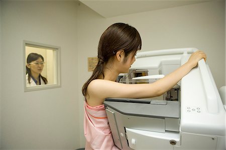 Young woman having mammogram Foto de stock - Sin royalties Premium, Código: 685-02941596