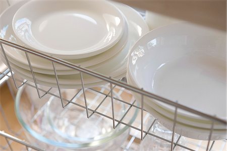scolapiatti - Tableware in rack Fotografie stock - Premium Royalty-Free, Codice: 685-02941843