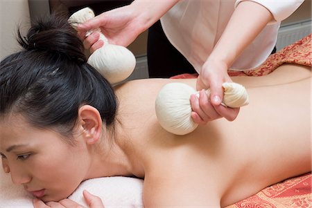 Young woman receiving herbal ball massage Foto de stock - Sin royalties Premium, Código: 685-02941926