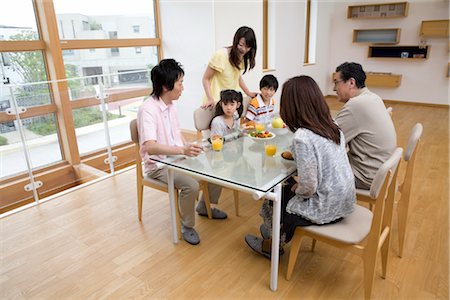 simsearch:685-03081464,k - Family sitting at dining table Foto de stock - Royalty Free Premium, Número: 685-03081406