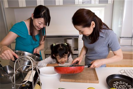 simsearch:685-03081464,k - Family cooking in kitchen Foto de stock - Royalty Free Premium, Número: 685-03081435