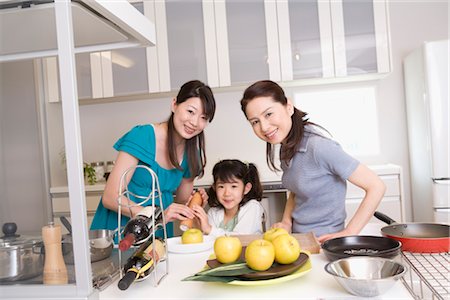 simsearch:685-03081464,k - Family cooking in kitchen Foto de stock - Royalty Free Premium, Número: 685-03081437