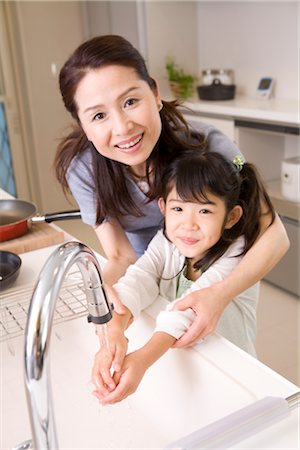 simsearch:685-03081464,k - Girl washing hands with grandmother Foto de stock - Royalty Free Premium, Número: 685-03081438