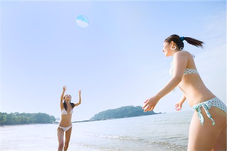 simsearch:685-03081545,k - Zwei junge Frauen spielen mit Strandball Stockbilder - Premium RF Lizenzfrei, Bildnummer: 685-03081494