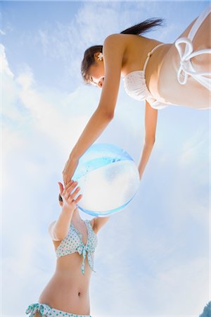 simsearch:685-03081545,k - Zwei junge Frauen spielen mit Strandball Stockbilder - Premium RF Lizenzfrei, Bildnummer: 685-03081495