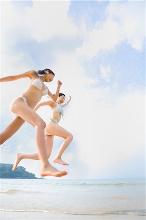 simsearch:685-03081545,k - Zwei junge Frauen am Strand laufen Stockbilder - Premium RF Lizenzfrei, Bildnummer: 685-03081490