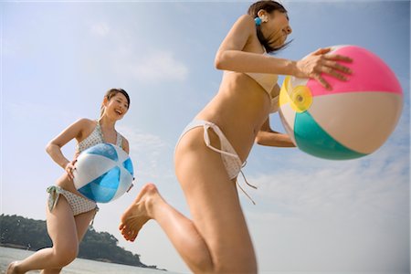 simsearch:685-03081545,k - Zwei junge Frauen mit Beach balls Stockbilder - Premium RF Lizenzfrei, Bildnummer: 685-03081493