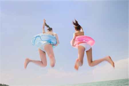simsearch:685-03081545,k - Zwei junge Frauen im Bikini springen Stockbilder - Premium RF Lizenzfrei, Bildnummer: 685-03081512