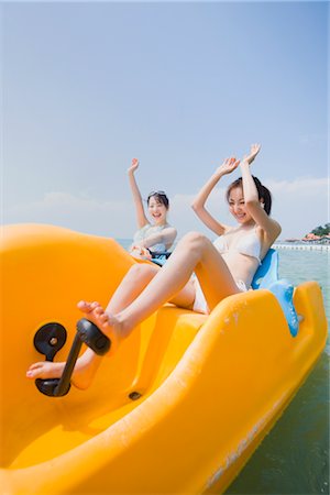 Two young women riding on pedal boat Foto de stock - Sin royalties Premium, Código: 685-03081523