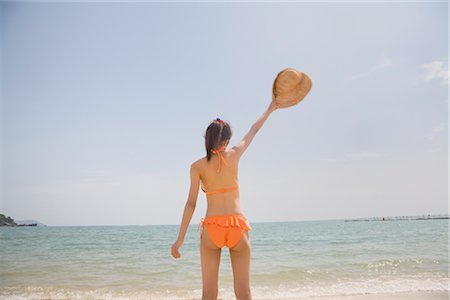 simsearch:685-03081545,k - Junge Frau im Bikini stehen am Strand Stockbilder - Premium RF Lizenzfrei, Bildnummer: 685-03081539