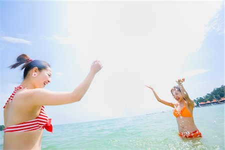 simsearch:685-03081545,k - Zwei junge Frauen im Bikini, Spritzwasser Stockbilder - Premium RF Lizenzfrei, Bildnummer: 685-03081530