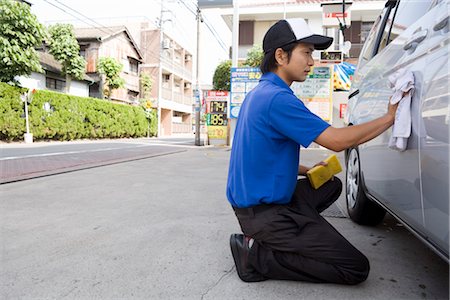 Gas station clerk wiping car Stock Photo - Premium Royalty-Free, Code: 685-03081730