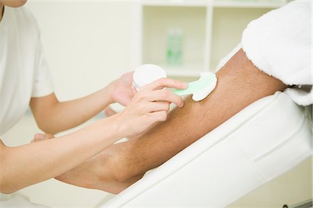Massagetherapeut Enthaarungsmitteln anwenden Stockbilder - Premium RF Lizenzfrei, Bildnummer: 685-03081857
