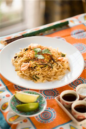 Stir fried rice noodle Foto de stock - Sin royalties Premium, Código: 685-03081911