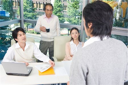 Four people working in office Foto de stock - Sin royalties Premium, Código: 685-03082213