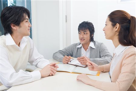 Three people discussing in office Foto de stock - Sin royalties Premium, Código: 685-03082223