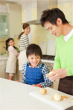 simsearch:685-03082700,k - Parents and children cooking Stock Photo - Premium Royalty-Free, Code: 685-03082379