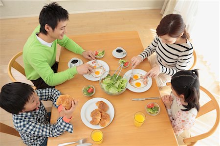 Parents and children having breakfast Stock Photo - Premium Royalty-Free, Code: 685-03082401