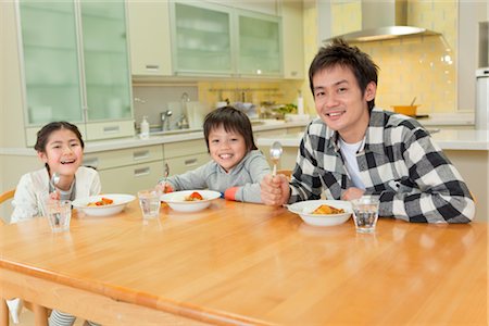 simsearch:685-03082700,k - Father and children eating curry and rice Stock Photo - Premium Royalty-Free, Code: 685-03082435