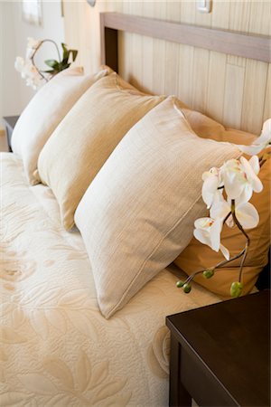 Cushion and pillow on bed Foto de stock - Sin royalties Premium, Código: 685-03082449