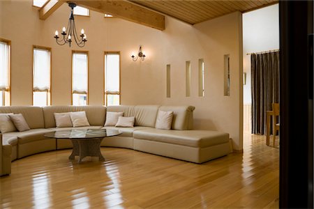 sofa on wooden floor - Salon Photographie de stock - Premium Libres de Droits, Code: 685-03082464