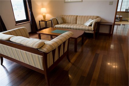 sofa on wooden floor - Salon Photographie de stock - Premium Libres de Droits, Code: 685-03082471