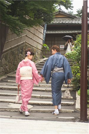 simsearch:685-03082560,k - Junges Paar im Kimono, die Treppe hinauf gehen Stockbilder - Premium RF Lizenzfrei, Bildnummer: 685-03082546