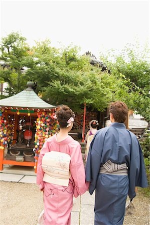 simsearch:685-03082560,k - Junges Paar in Kimono Tempel herumlaufen Stockbilder - Premium RF Lizenzfrei, Bildnummer: 685-03082555