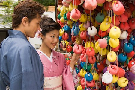 simsearch:685-03082560,k - Junges Paar in Kimono suchen Charme im Tempel Stockbilder - Premium RF Lizenzfrei, Bildnummer: 685-03082556