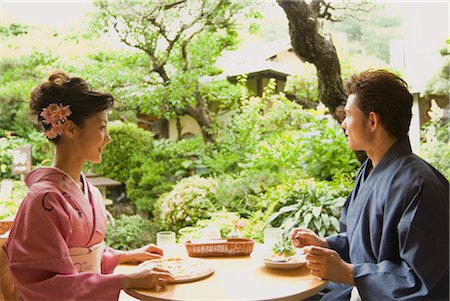 simsearch:685-03082560,k - Junges Paar in Kimono mit Mittagessen im offenen café Stockbilder - Premium RF Lizenzfrei, Bildnummer: 685-03082557
