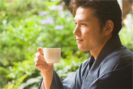 simsearch:685-03082560,k - Junger Mann in Kimono halten cup Stockbilder - Premium RF Lizenzfrei, Bildnummer: 685-03082559