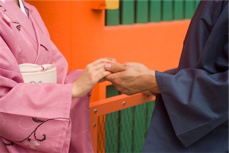 simsearch:685-03082560,k - Menschliche Hand des jungen Paares im kimono Stockbilder - Premium RF Lizenzfrei, Bildnummer: 685-03082565