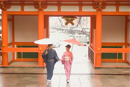 Young couple in kimono visiting Shinto shrine Stock Photo - Premium Royalty-Free, Code: 685-03082575