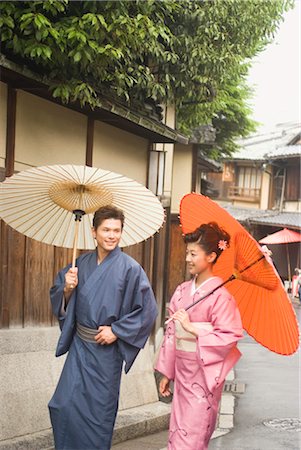 Young couple in kimono walking old street Foto de stock - Sin royalties Premium, Código: 685-03082577