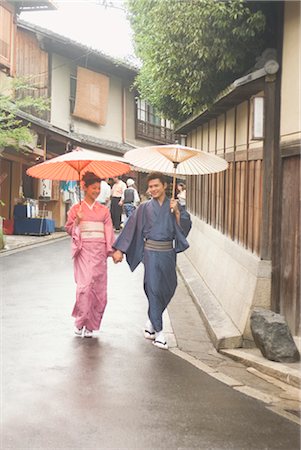 simsearch:685-03082560,k - Junges Paar in Kimono zu Fuß bergab Stockbilder - Premium RF Lizenzfrei, Bildnummer: 685-03082578