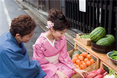 simsearch:685-03082560,k - Junges Paar im Kimono shopping Stockbilder - Premium RF Lizenzfrei, Bildnummer: 685-03082587