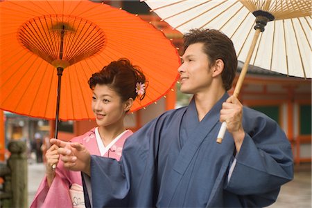 simsearch:685-03082560,k - Junges Paar in Kimono hält Regenschirm Stockbilder - Premium RF Lizenzfrei, Bildnummer: 685-03082583