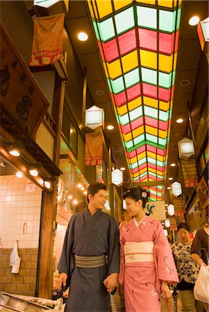 simsearch:685-03082560,k - Junges Paar in Kimono Markt gehen Stockbilder - Premium RF Lizenzfrei, Bildnummer: 685-03082591